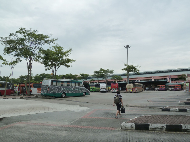 Cops probing into fracas between bus workers, passengers at Larkin terminal