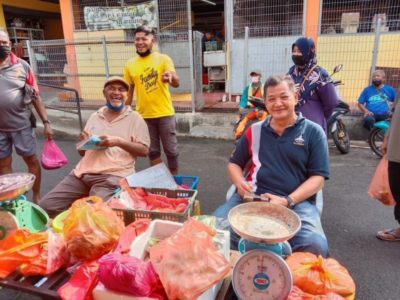 Ex-IGP spotted selling vegetables at market in viral image