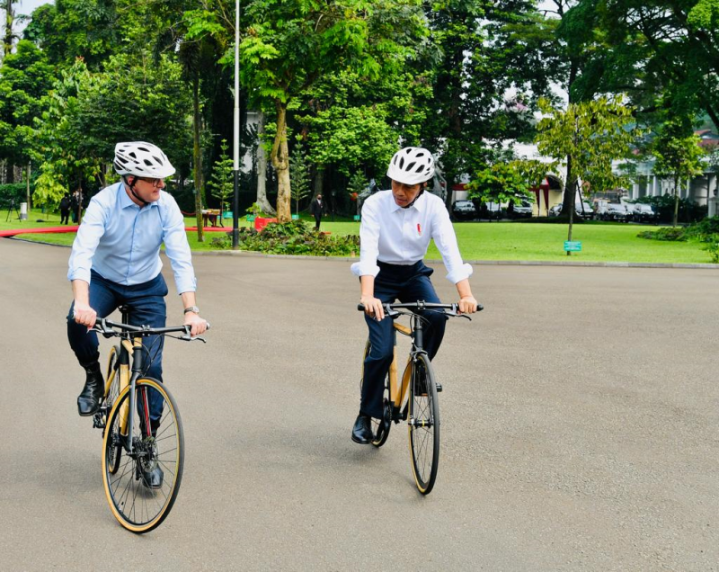Australia’s new PM, Indonesia’s president ride bikes as diplomatic wheels turn