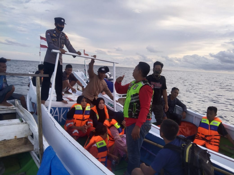 Indonesia ferry sinking death toll rises to 19 as search called off