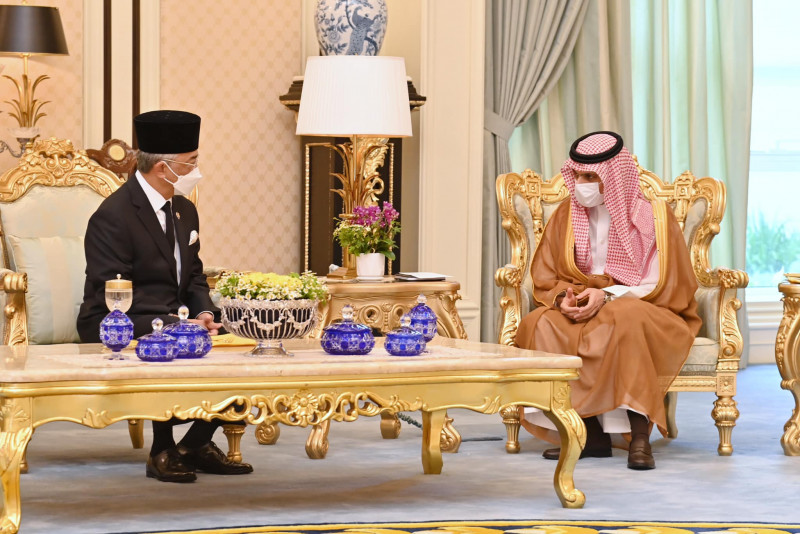 King receives courtesy visit from Saudi prince