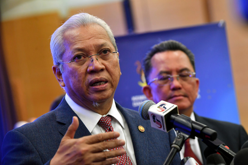 Unsubsidised cooking oil price expected to decrease within two weeks: Annuar Musa
