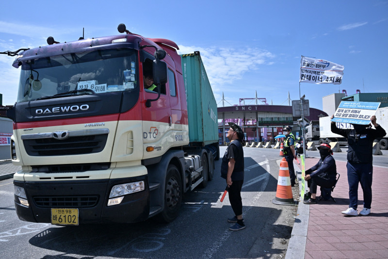 South Korean truckers refuse to back down on fuel cost strike