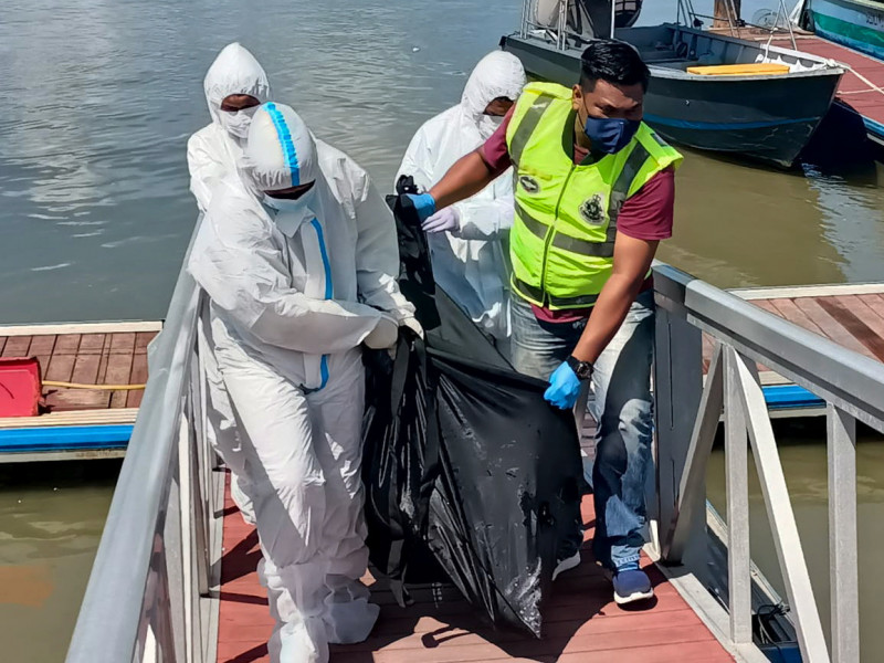Fishermen find bodies of four men floating off east Johor