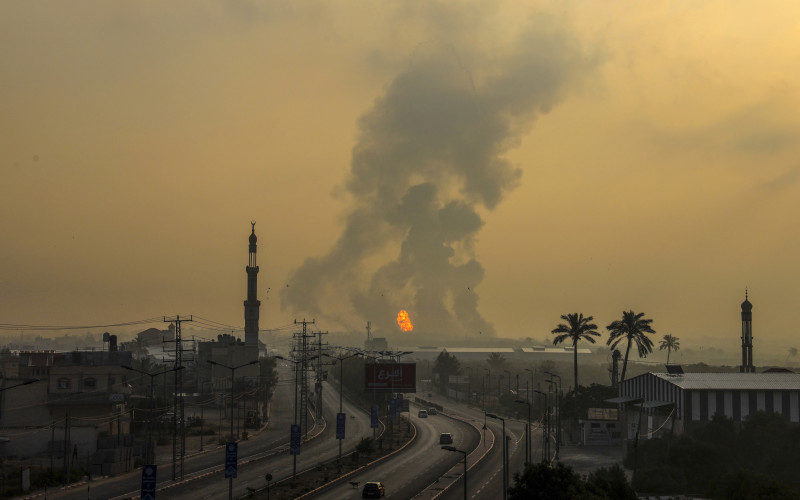Renewed fighting tests Gaza ceasefire and Israel briefly halts aid
