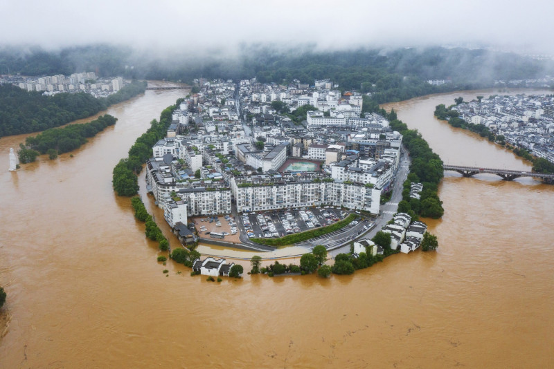 China hit with heaviest rain in decades, almost half a million evacuated