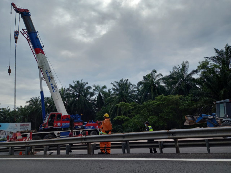 [UPDATED] NSE traffic smooth again after debris from overturned trailer incident cleared