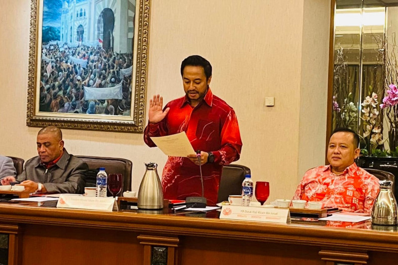 [UPDATED] Person with brains: Isham Jalil sworn in as Umno Supreme Council member