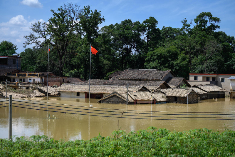 What is causing record floods and heatwaves in China?