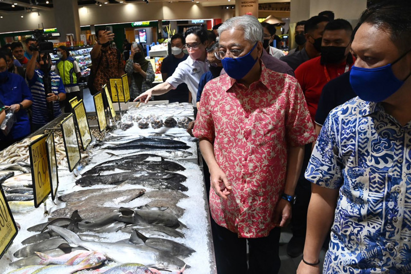 PM makes surprise spot check on prices of goods at KL supermarket