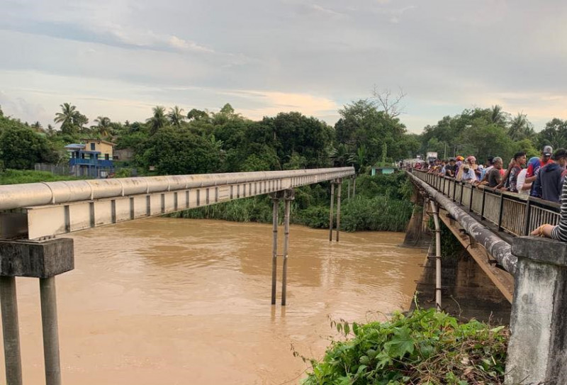 Woman, two sons missing after car plunges into river