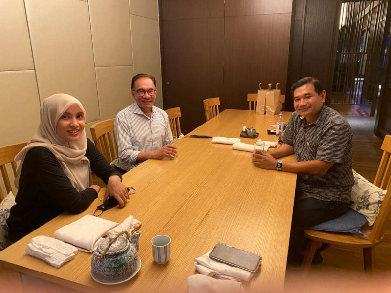 Anwar, Rafizi hold first-ever ‘casual’ meeting after PKR polls