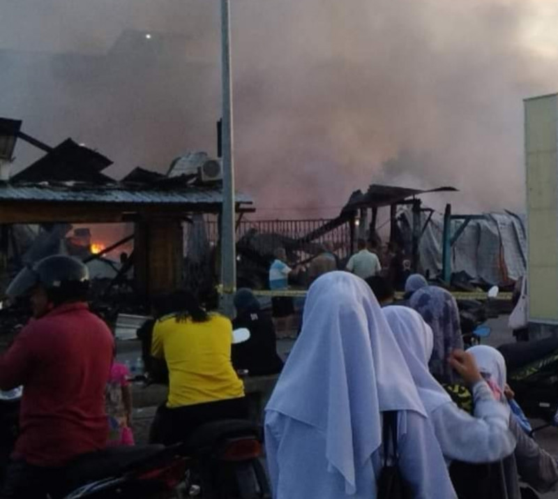 Fiery morning blaze razes 10 shophouses in S’wak town