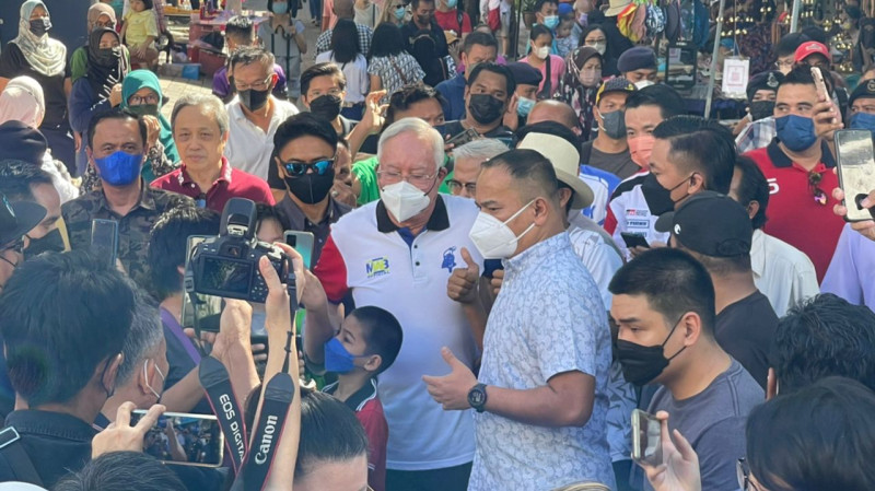 Hundreds throng Najib’s KK visit, as opposition greets him with flash mob