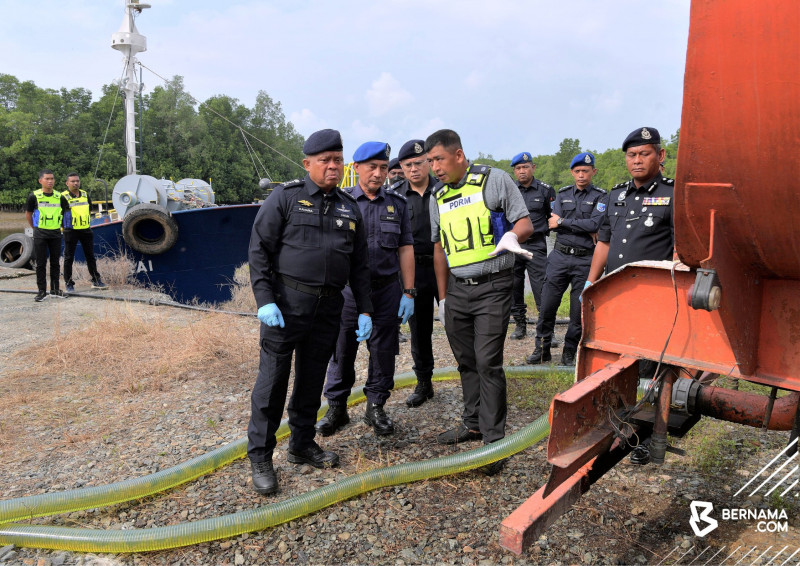 Johor Cops Nab 13, Seize RM386,400 Diesel In Raid On Smuggling ...