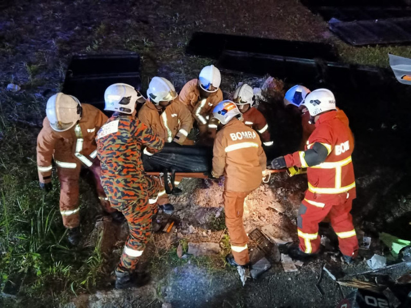 Teen killed, two injured after e-hailing car crashes in Puchong