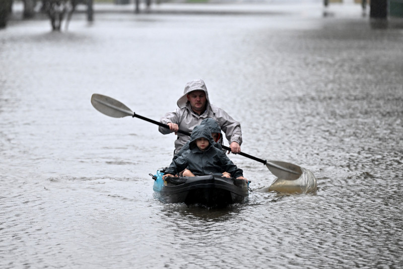 Sydney floods: authorities tell 50,000 to evacuate 