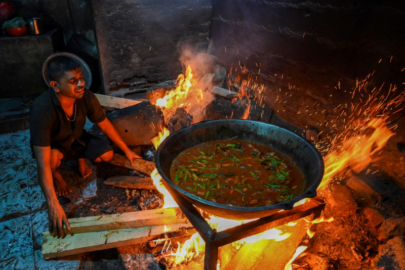 Sri Lankans return to cooking with firewood as economy burns