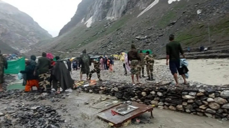 15 pilgrims dead, 40 missing after cloudburst near Amarnath shrine in India