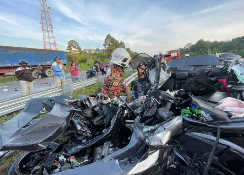 Family of four dies in car crash with trailer along Pan Borneo Highway