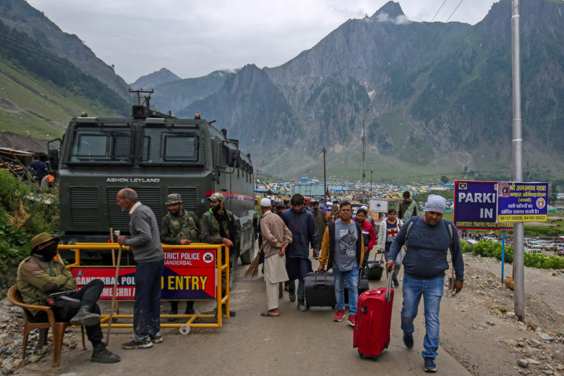 Indian Kashmir pilgrimage goes on despite many missing from floods