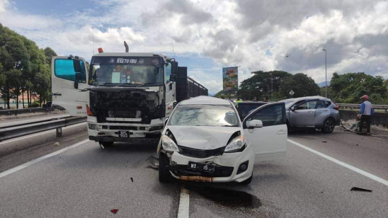 Seven-vehicle pile-up kills four in Ipoh