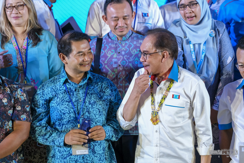 Rafizi’s assurances in closing speech like ‘Panadol’ for my ‘headaches’: Anwar