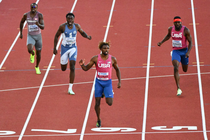 Lyles defends 200m crown as US sweep podium