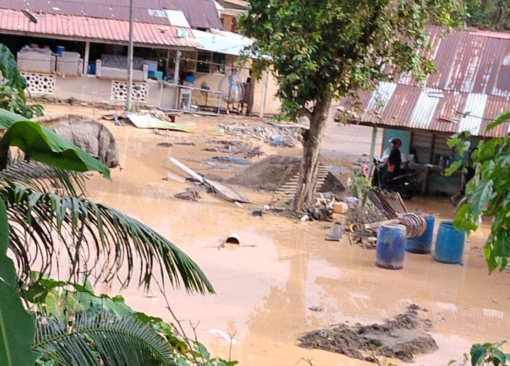 Flash floods slam two villages in Baling, seven families move to relief centre
