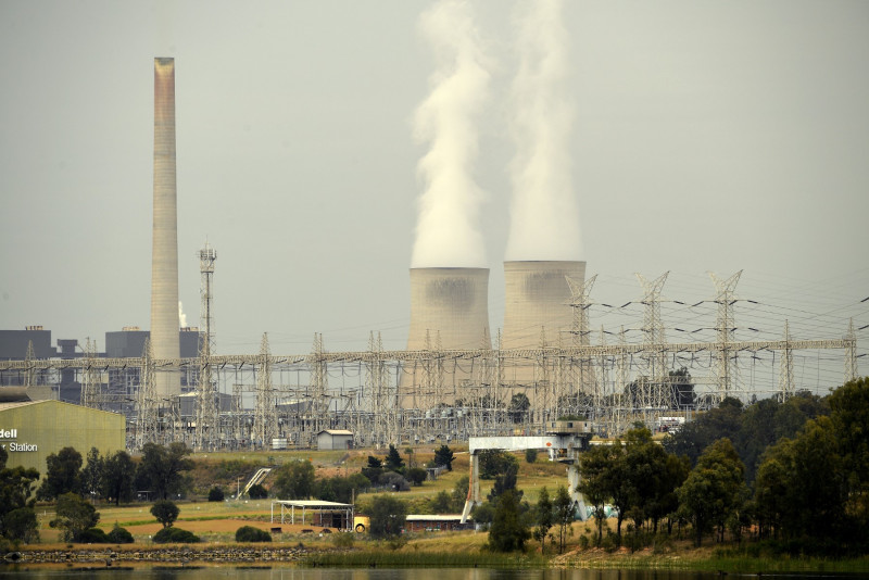 Australia backs law to speed carbon emission cuts