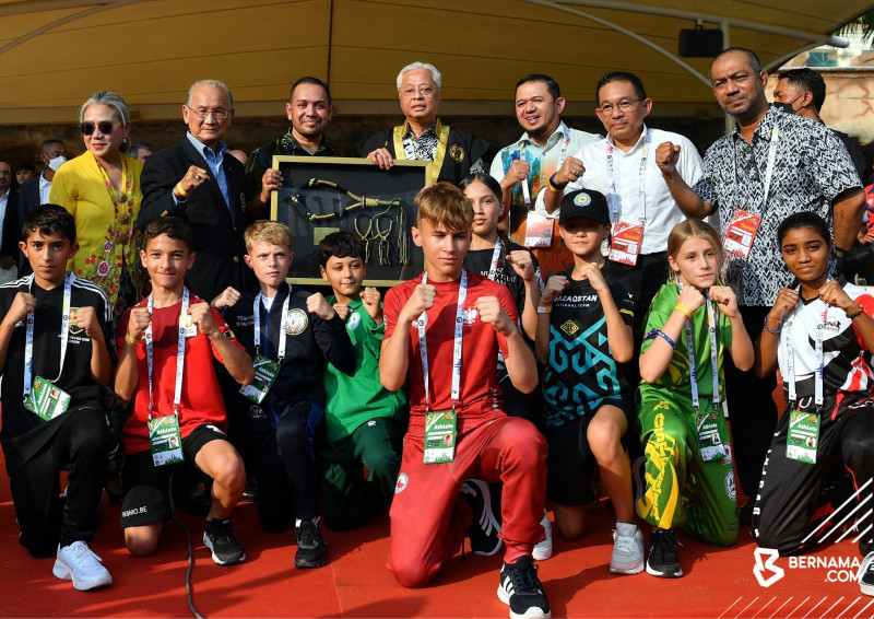 PM gets Golden Mongkol Award at Muay Thai Youth World Championships