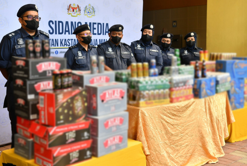 Customs seizes smuggled booze worth RM1.2 mil in Port Klang raid