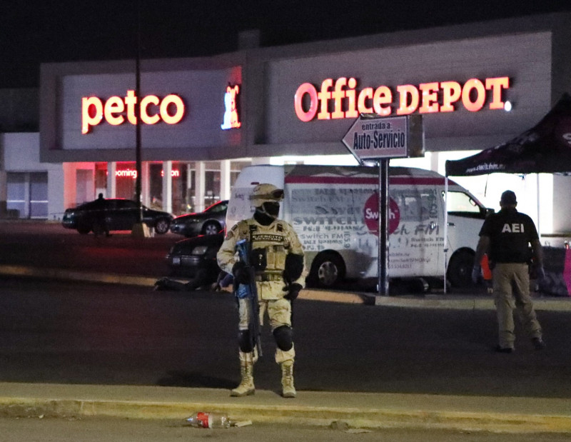 Mexican border city violence sees eight killed, businesses ablaze