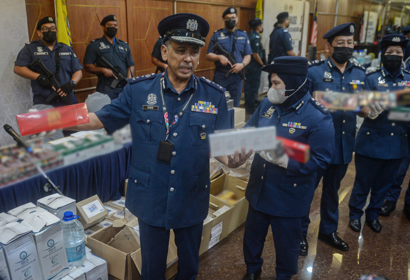 Customs seize RM1.8 mil in contraband tobacco, alcohol, zam-zam water
