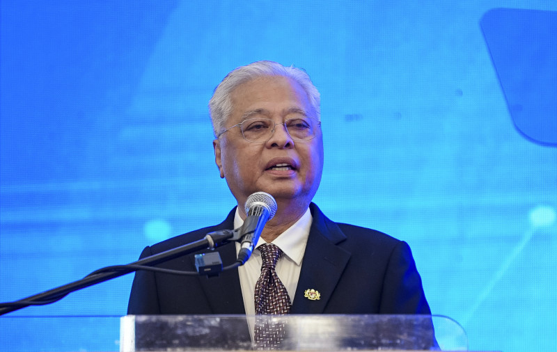 [UPDATED] Govt to spend RM450 mil on free tablets for B40 tertiary students, says PM