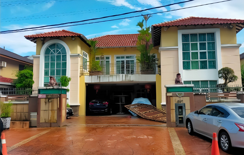 Cops nab jilted woman who crashed car into ex-boyfriend’s house gate