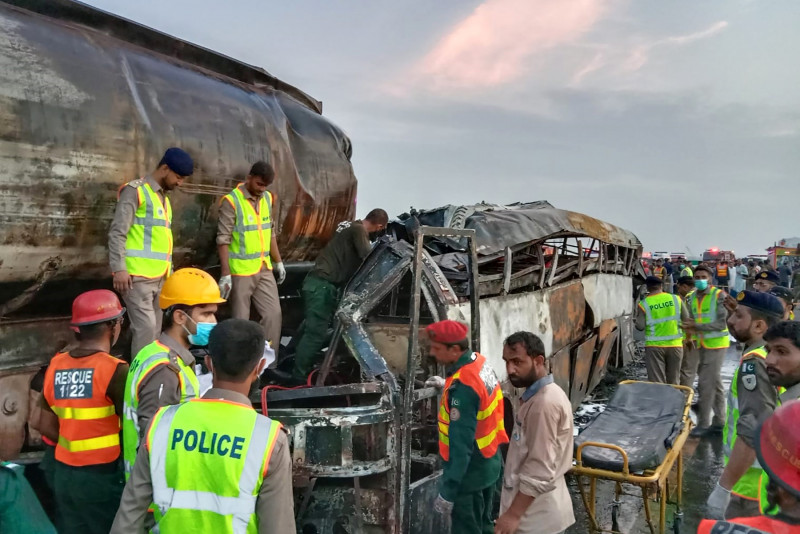 Pakistan bus-oil tanker inferno kills 20