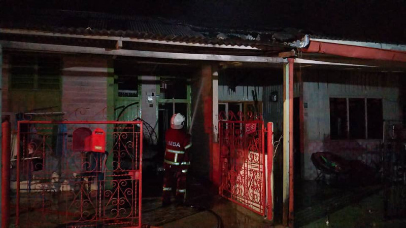 Man injured after braving flames to save mother, sister from burning house