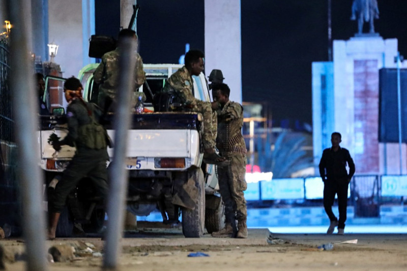 Somalia hotel militant siege: eight dead, scores trapped