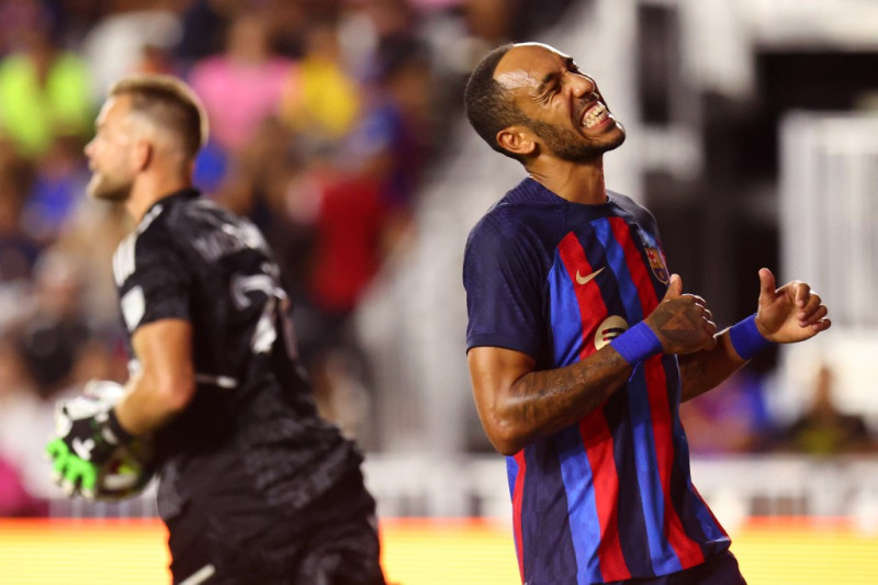 Barcelona striker Aubameyang victim of armed home robbery