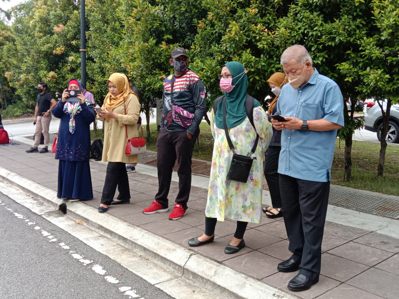 Freedom of speech? Bullsh*t: Rosmah supporter snaps at court’s crowd control