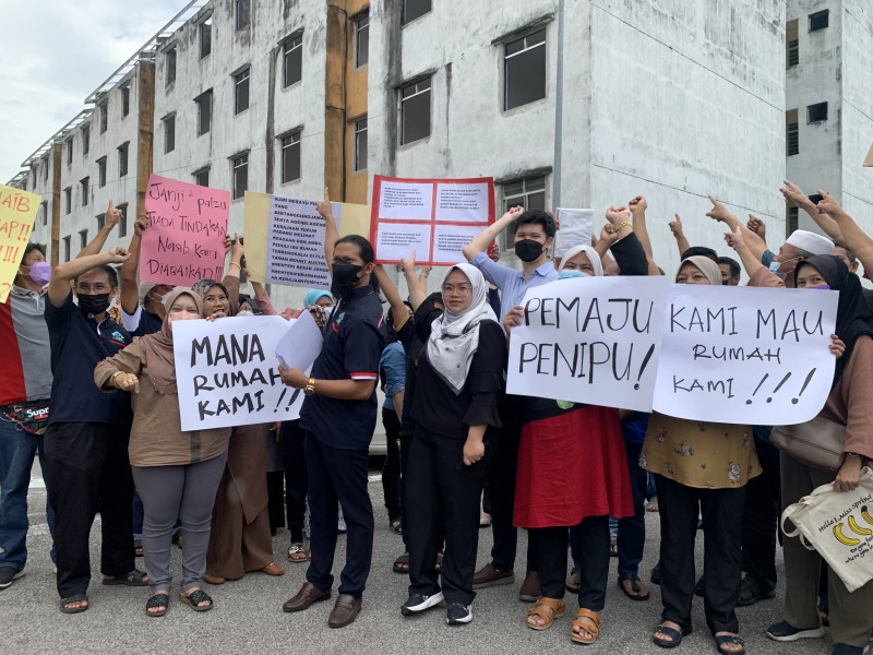 Abandoned for 19 years: buyers of Taman Austin Flats plead for govt action