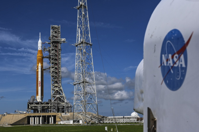 Nasa readies for Sunday Moon rocket launch attempt