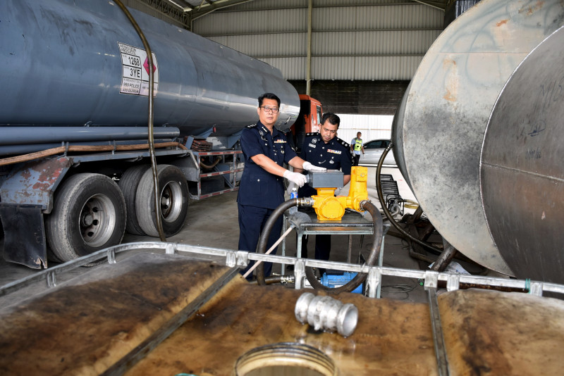 Consumer Affairs Ministry nabs 10 men in for smuggling diesel in Selangor