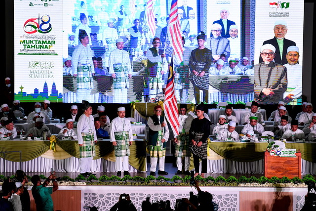 Best of both worlds: PAS stays with Perikatan but leaves door open to Umno