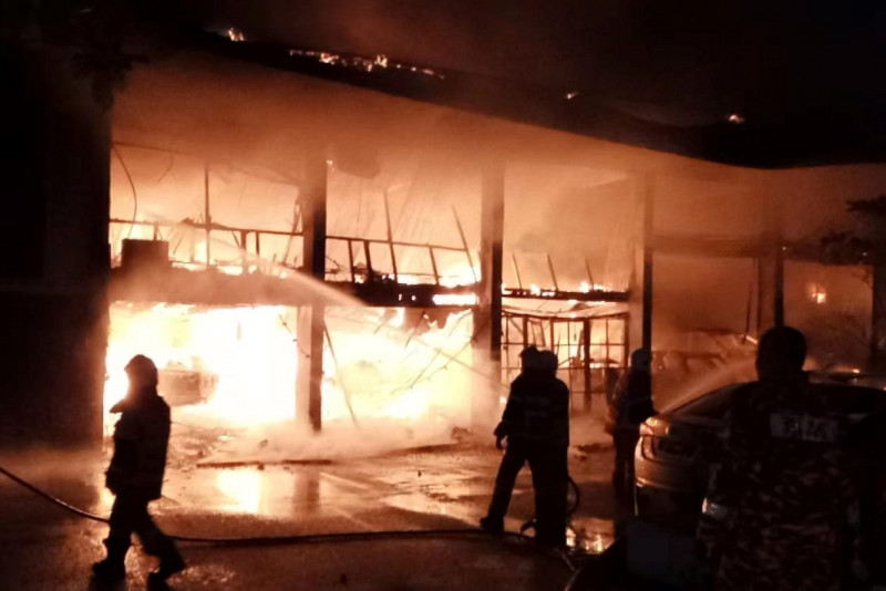 Kedah police HQ workshop ablaze, 15 vehicles destroyed