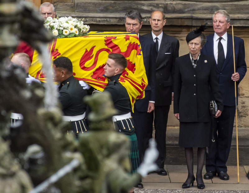 Queen Elizabeth II’s coffin arrives in Edinburgh for final farewell