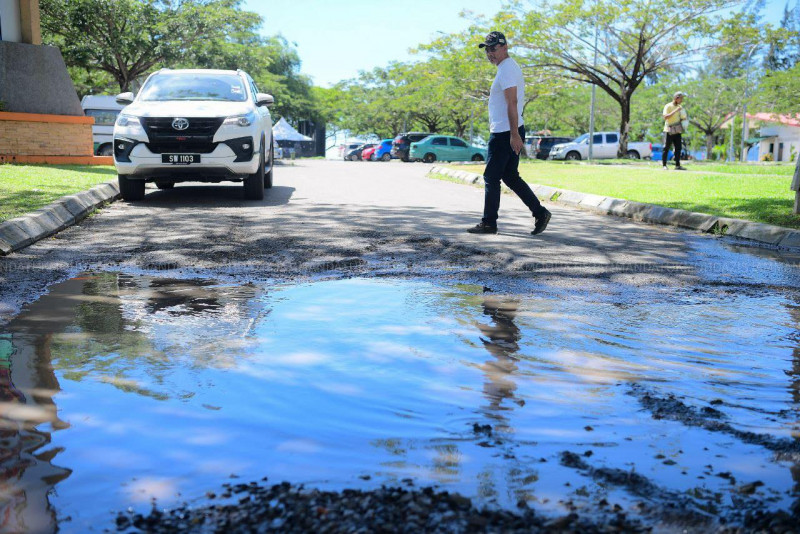 Vexed by govt inaction, Warisan’s Sepanggar MP fixes potholes himself