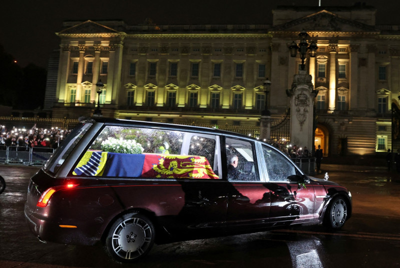 Mourners flock London to bid farewell to Queen Elizabeth II