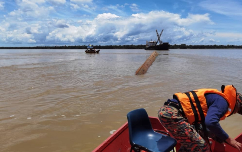 Sand barge capsizes in S’wak, one crew member missing